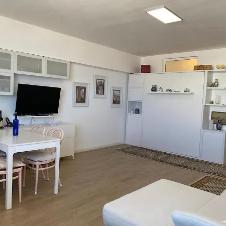 Bright With Ocean Views In The Center شقة