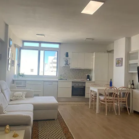 Bright With Ocean Views In The Center شقة